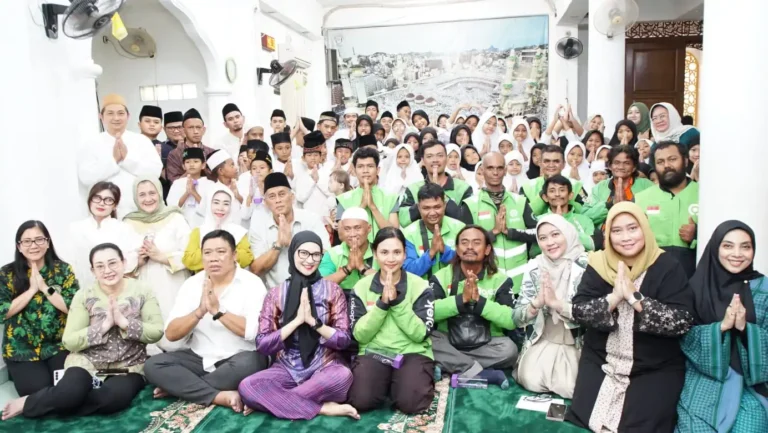 Pengda Jaksel IPPAT Foto Bersama Penyandang Disabilitas dan Yatim Piatu